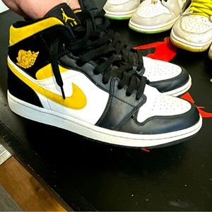 Jordan 1 Mid University Gold